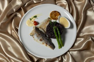 Lup de mare cu risotto negru