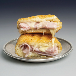 Mozzarella in carrozza rellena de prosciutto