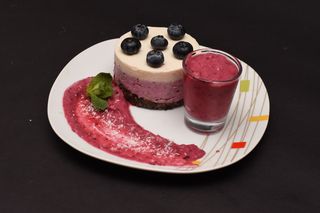 Tort afine cu sos din fructe de pădure