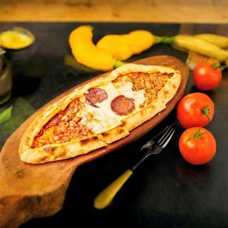 Karișik Pide - Pide turcești cu carne de vită, cașcaval și sujuk