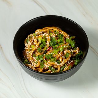 ლაფშა ბოსტნეულით და არაქისის სოუსით