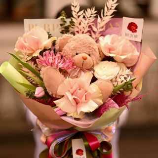 Buchet de flori, imbratisari calde si ursulet de plus