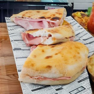 Trozos De Pizza Focaccia Con Serrano (15 X 13 Cm. Aprox.)