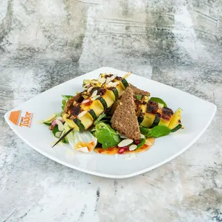 Frigărui cu brânză halloumi, zucchini și sos de gutui