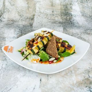 Frigărui cu brânză halloumi, zucchini și sos de gutui