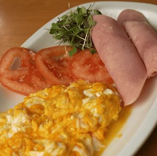 Huevos revueltos con jamón york y tomate