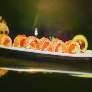 140. Spicy Roll De Salmón Y Aguacate (8 Uds.)