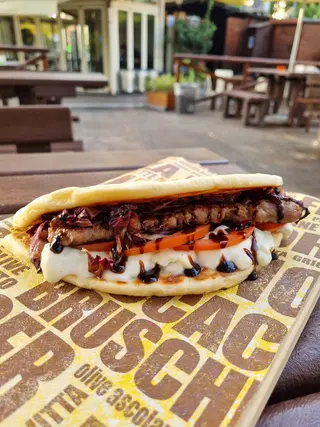 Piadina salsiccia, mozzarella e pomodoro fresco