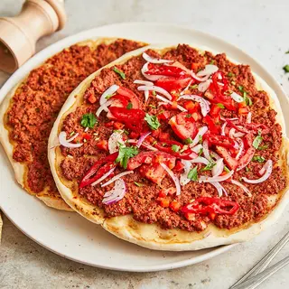 Lahmacun Con Carne Y Ensalada