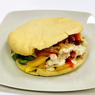 Pita De Pollo Asado Con Salsa De Yogur