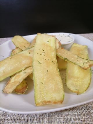 Тиквички по гръцки с млечено чеснов сос (300гр)