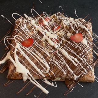 9.Clătită de ciocolată cu vanilie,căpșuni,banane,ciocolată albă