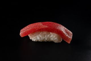 Нігірі з тунцем (30г)