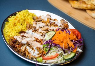 Pileći doner na tanjiru