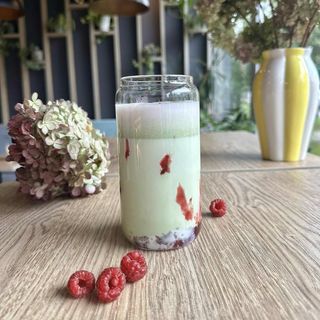 Malinowa matcha latte 