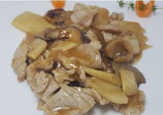142 Maiale con funghi bambù
