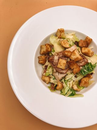 Салат Цезарь з індичкою та беконом (230г)