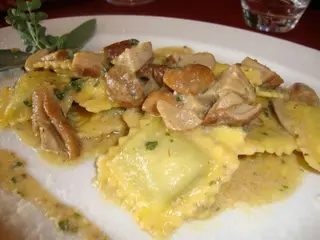 Tortelloni di burrata e Basilico con Tartufo Nero e  Funghi Porcini
