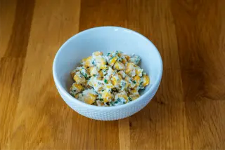 Sałatka z kukurydzy z parmezanem