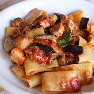 Pacchero con baccalà, melanzane e pomodorini. 