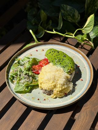 Скрембл з Авокадо, трав'яним крем-сиром і свіжими томатами (350г)