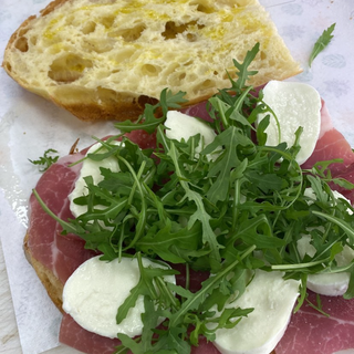 Panino crudo e mozzarella con rucola