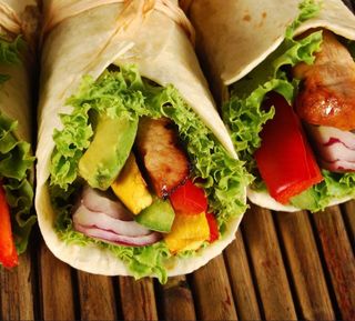 Super Mega z surówkami