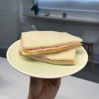 Sándwiches de miga jamón dulce y queso