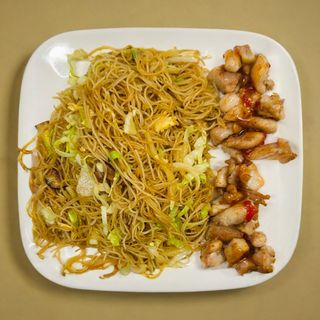 47 Massa de arroz com frango