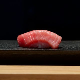 Nigiri de Atún Chutoro (1 unidad)