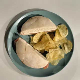B. Salmón y Queso Fresco
