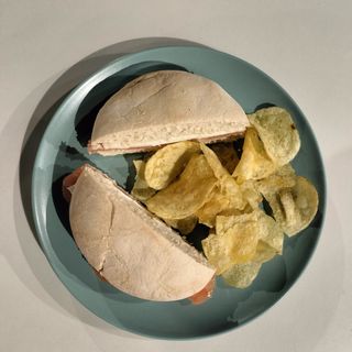 B. Salmón y Queso Fresco