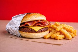 Bacon Cheeseburger con French fries