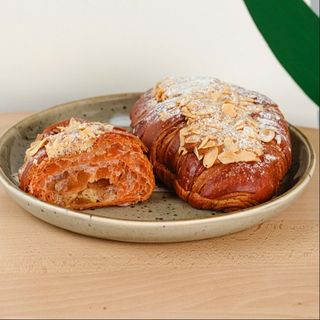 Круасан мигдаль-карамель