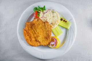Schnitzel din piept de pui cu salată de cartofi