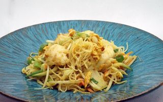 Spaghetti di riso al curry con pollo e verdure