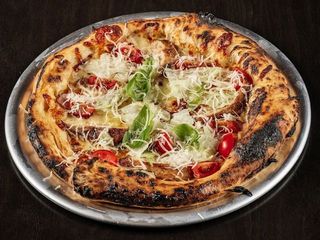 Піца із курячими стейками, панчетою та пармезаном (640g)