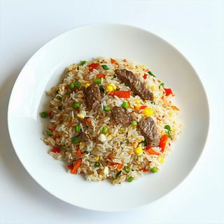 Orez prăjit cu carne de vită, ou si legume