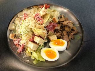 З куркою, томатами та соусом цезар