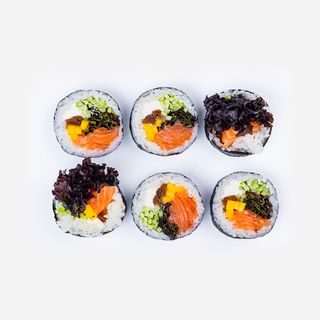 Futo z łososiem i mango