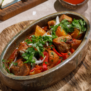 ოჯახური ღორის ხორცით