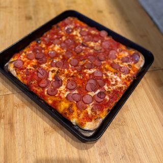 in teglia MARGHERITA CON WURSTEL 