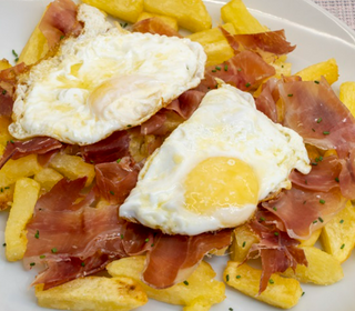 Ración de huevos rotos con jamón