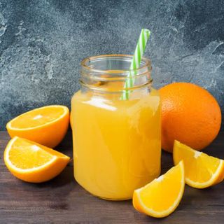 zumo de naranja (16 oz.)