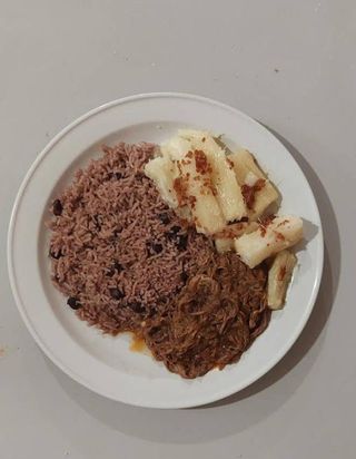 Plato combinado cubano con ropa vieja