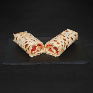 Rotolone con Bresaola, Edamer e Pomodorini Ciliegino