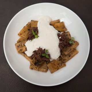 Паста з томленою телятиною та мусом з пармезану