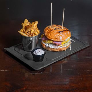 Burger Black Angus cu cartofi prajiti