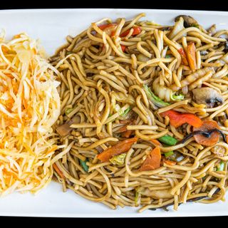 Makaron z jajkiem i warzywami 