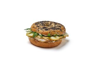Bagel de sementes com lombo de porco e queijo fumado